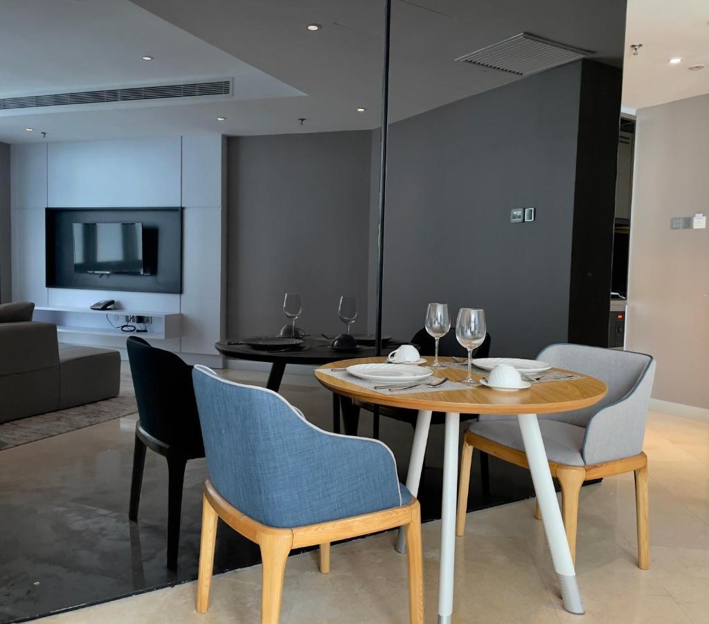 Fraser Place Puteri Harbour Nusajaya  Buitenkant foto A dining room in a condominium