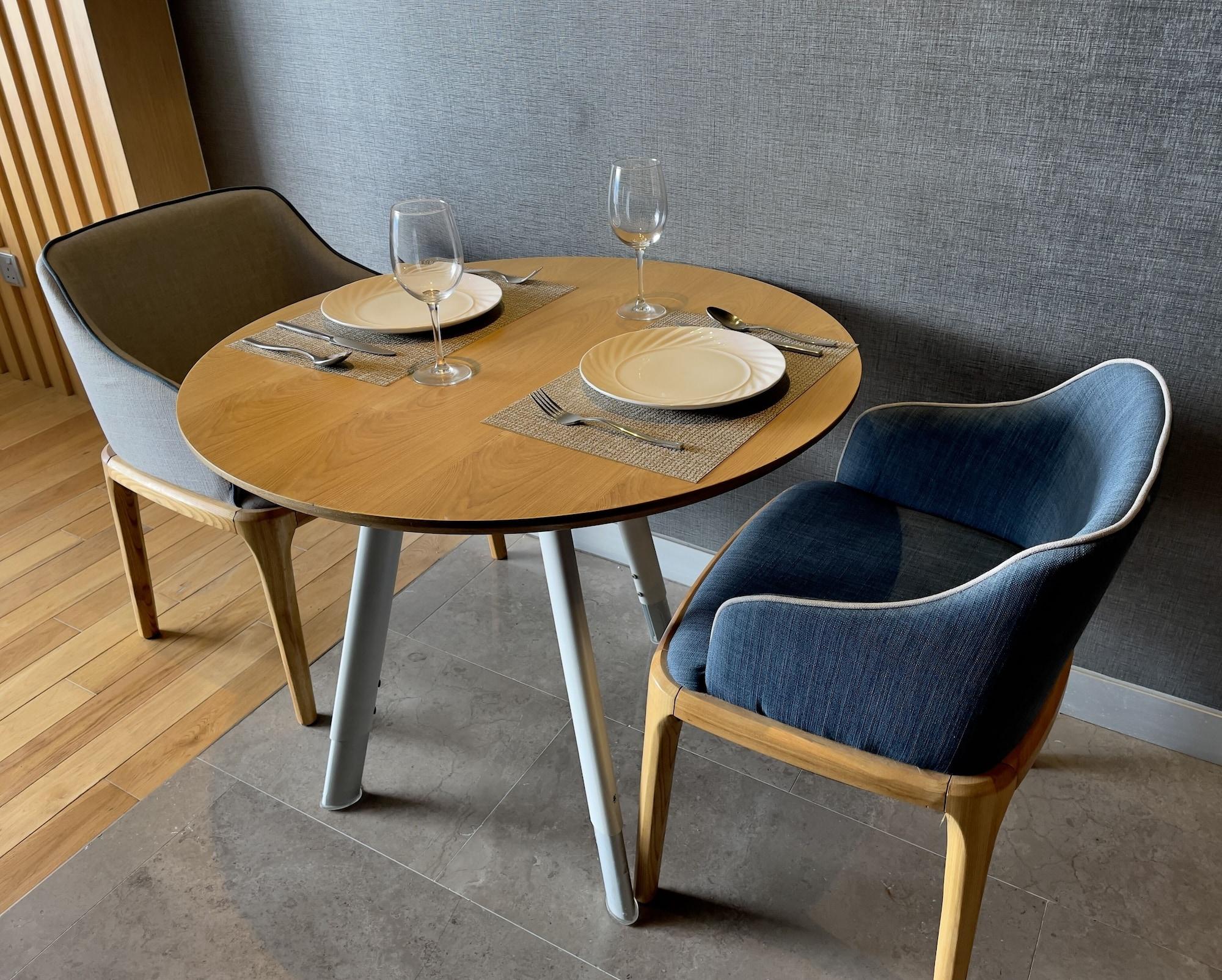 Fraser Place Puteri Harbour Nusajaya  Buitenkant foto A table and two chairs