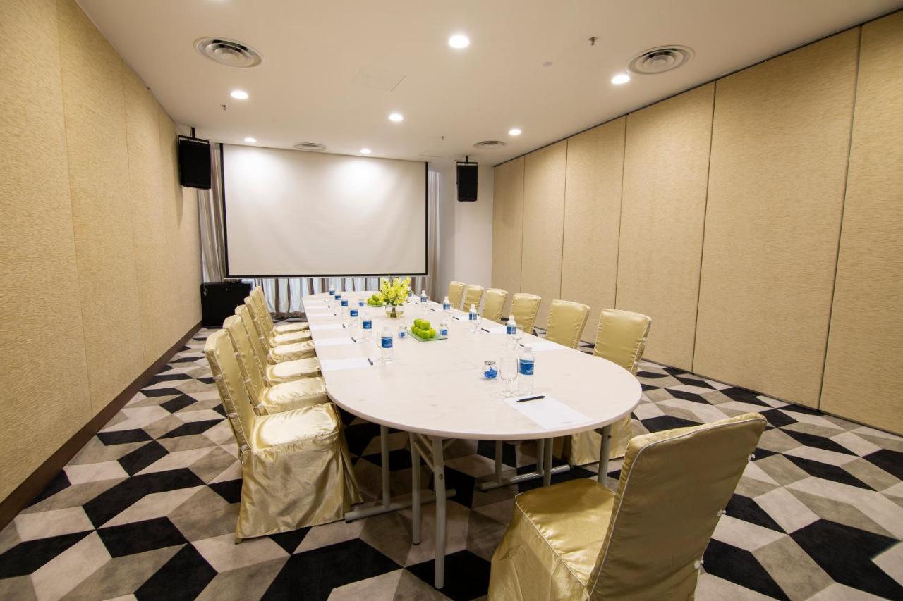Fraser Place Puteri Harbour Nusajaya  Buitenkant foto Meeting room